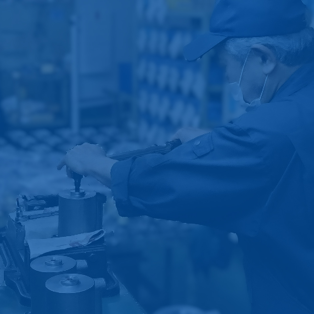 検査をしている従業員の様子