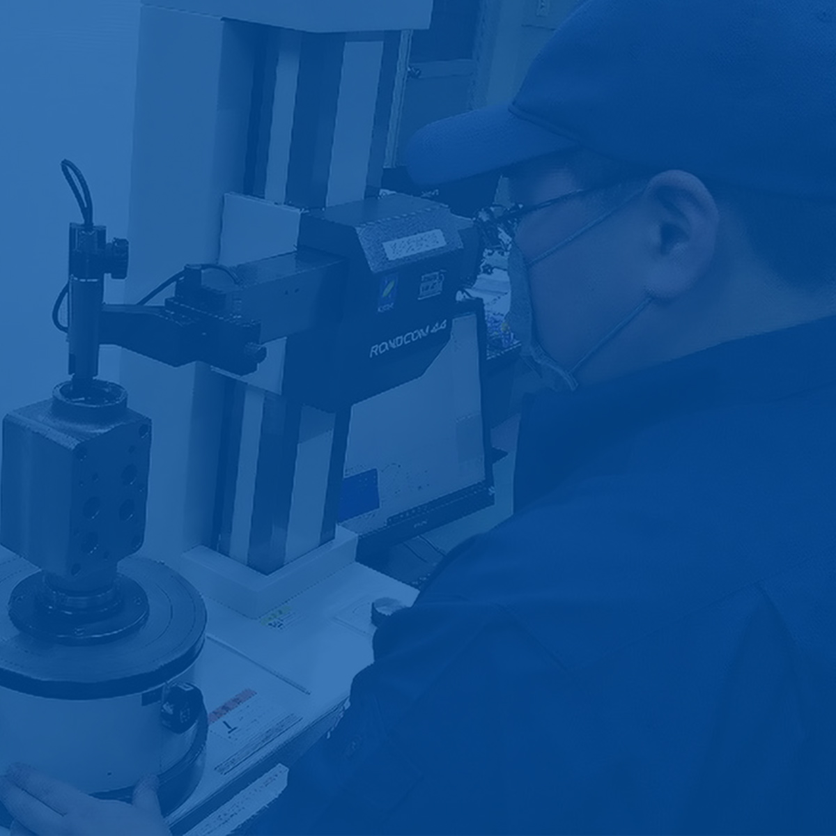 出荷準備をしている従業員の様子