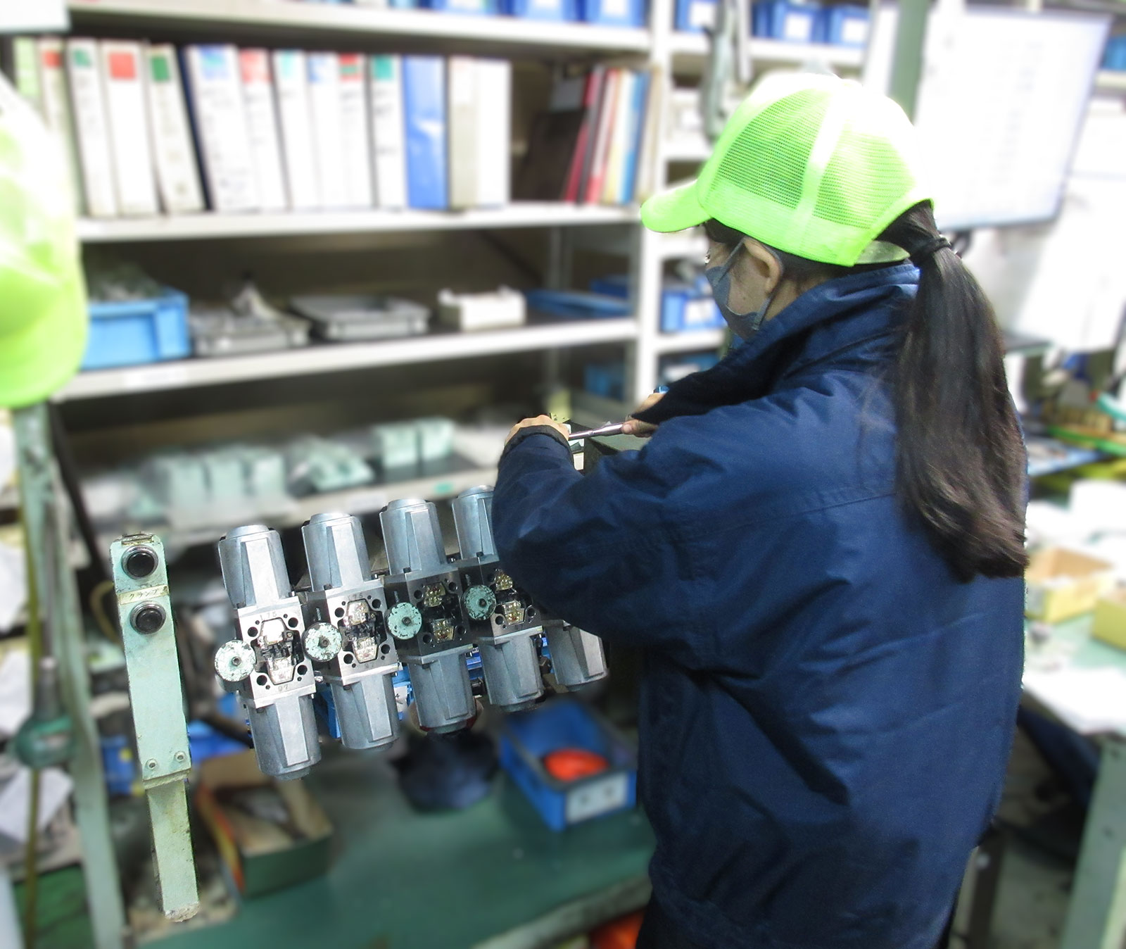 女性スタッフが作業をしている様子